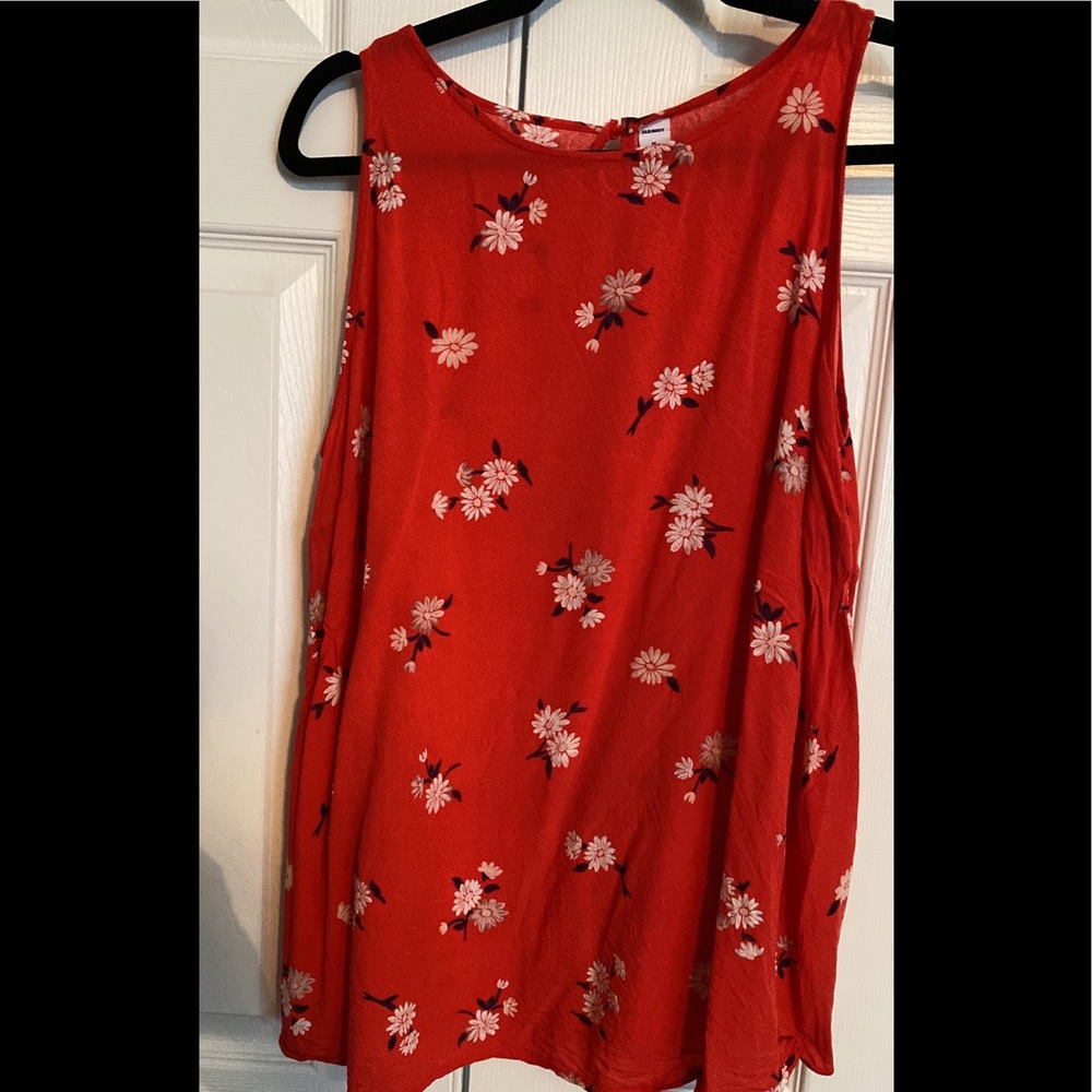 Red Daisy print swing top